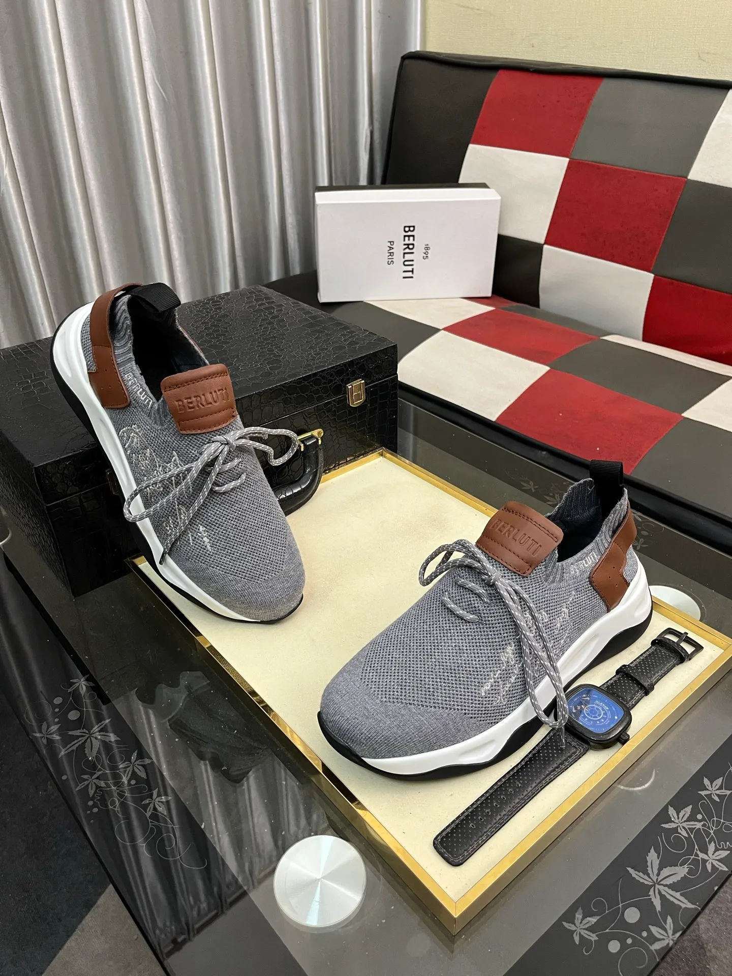 Men's Men's Shoes 💰400⌚️⌚️Berlut* France's top men's shoes, Berluti brand broke the rules in its first show and launched a new Edge shoe last. This model is hand-crafted with exquisite and fashionable fly-woven cowhide, a water-dyed cowhide lining, and an original color-blocked lightweight and wear-resistant rubber sole. This bold improvement of the iconic shoe last is of great significance to the creative work of its unique shape and edge width. On Alessandro shoes, this sharp-edged silhouette is made more see-through through Kris' bold and professional new Cloudy dyeing, making it classic and fashionable! Size: 38-46